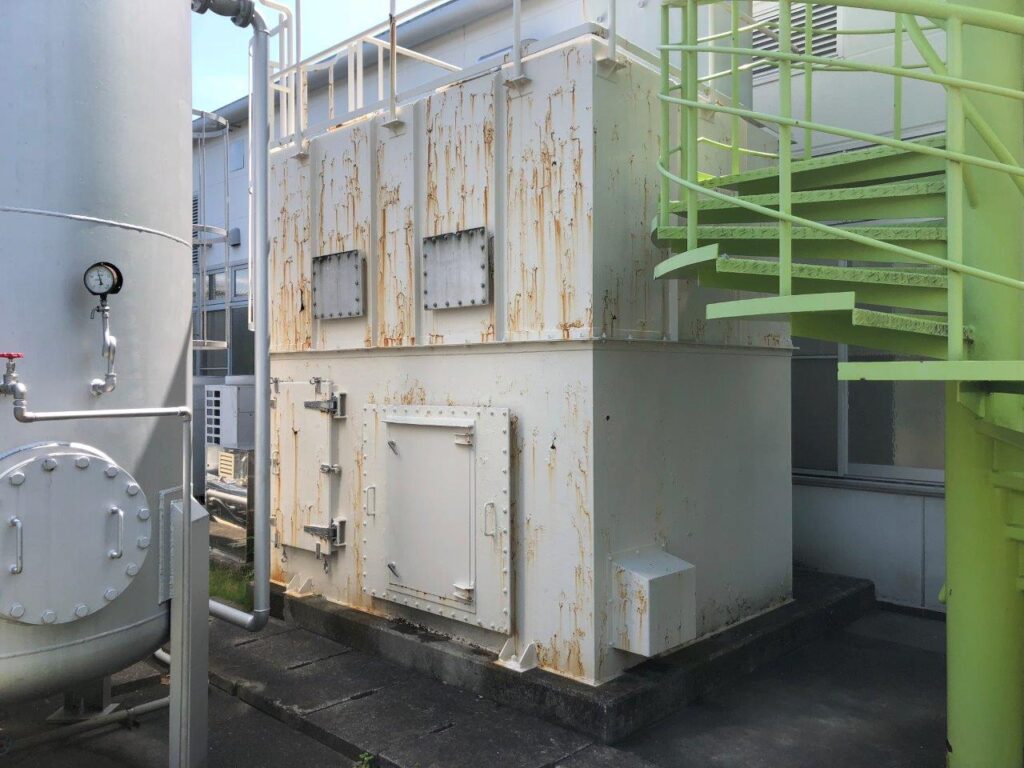 機械室は箱の中で電気を使っているうえ、雨にもあたるため、さびがでやすい。